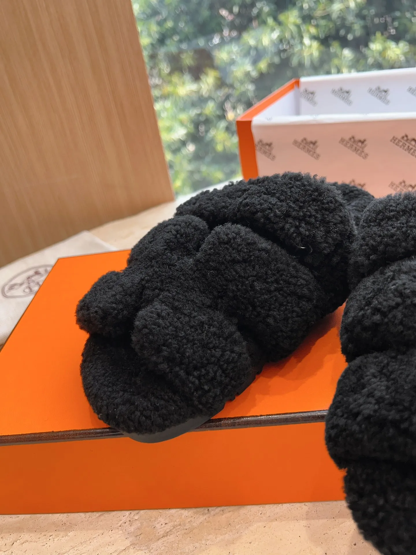 👟👟Ex-factory price 500👟👟 (Top version) Hermes Hermès Second Uncle Fur Slippers Can be made without standard: [Note: No standard needs to be customized] In 2024, the official website and Xiaohongshu will synchronize the latest color matching Hermès hot models, upgraded workmanship, high quality! Fashionable small wool H-slip autumn and winter style flat-soled wool mop. Fabric: Imported lamb's roll real wool. Lining: Imported lamb's roll real wool. Outsole: Genuine leather outsole. Size: 35-43, [Note: 41, 42, 43 customized]